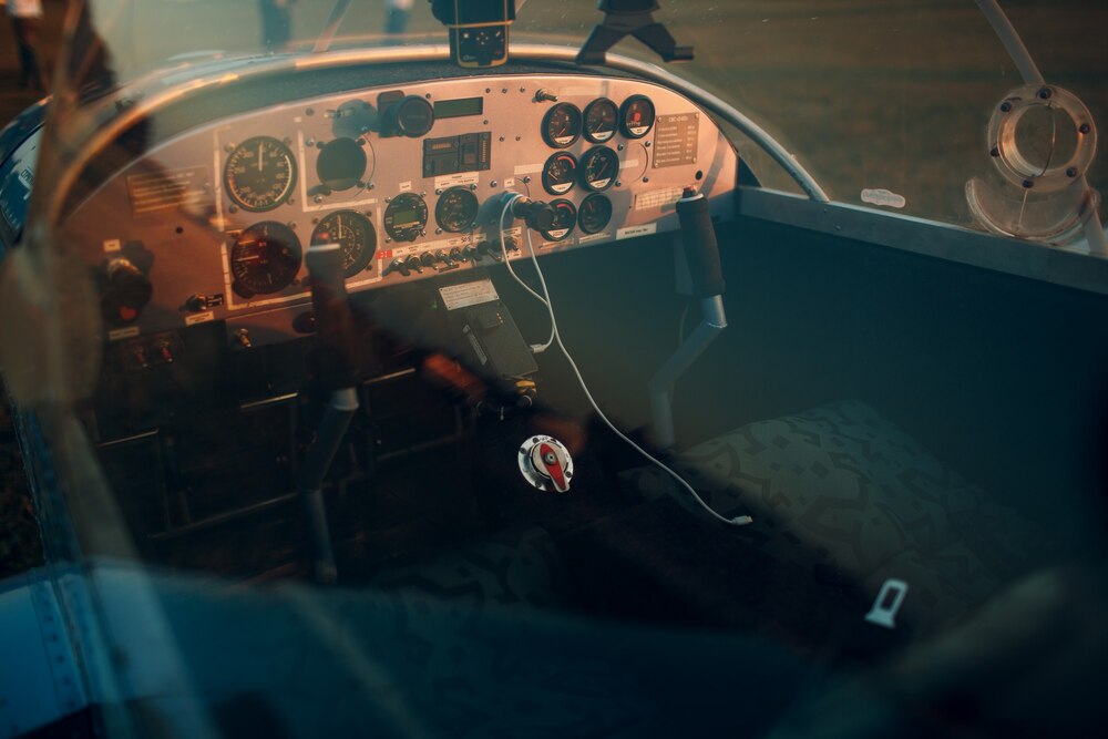 Kraków wznosi się w przeszłość: Replika legendarnego samolotu RWD-8 z Muzeum Lotnictwa Polskiego