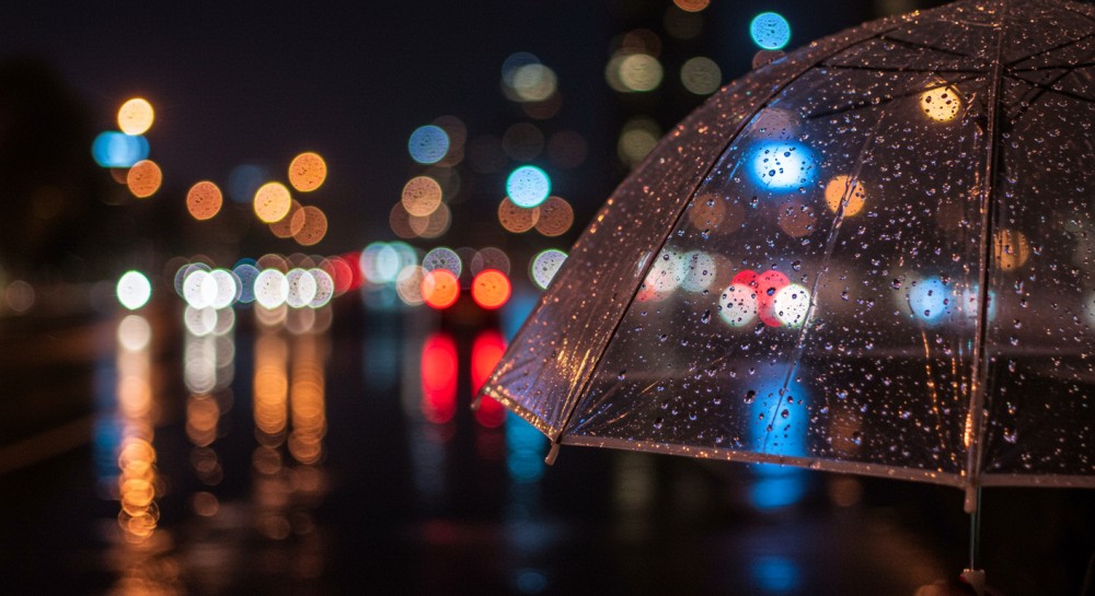 Burze w Krakowie: Przygotuj się na intensywne opady i silny wiatr!