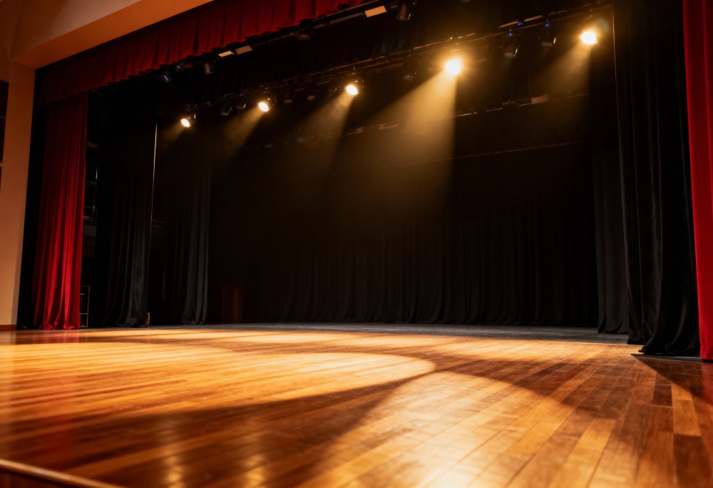 Krakowska Scena Klasyczna odkrywa tajemnice tolerancji w komedii „Napis” w Teatrze Praska!