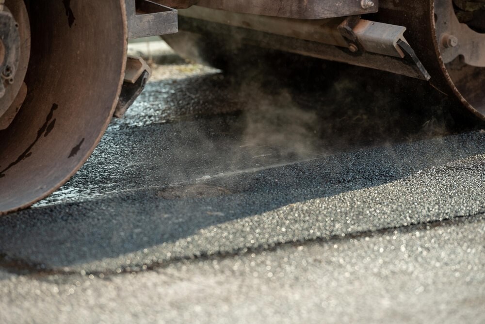 Gmina Gdów inwestuje w nowe chodniki: umowy na przebudowę dróg podpisane!