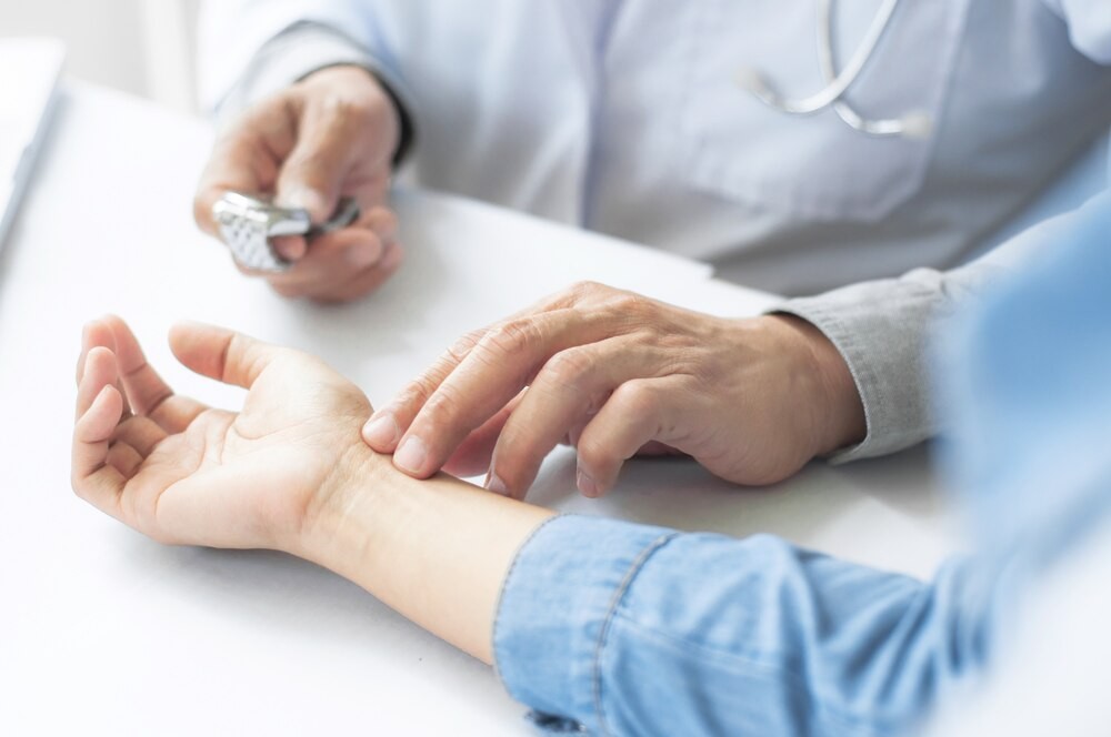 Policjanci uczą przedszkolaki, jak bezpiecznie poruszać się po drogach w Krakowie