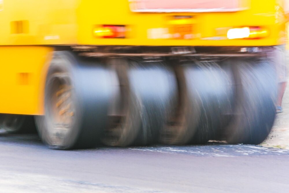 Nowa nawierzchnia drogi w Rożnowej – zakończony remont z funduszu sołeckiego!