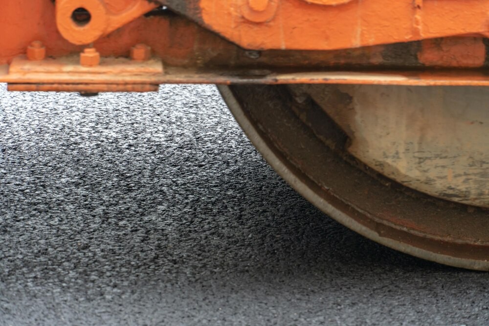 Deszcz opóźnia budowę drogi w Lusinie: nowy termin zakończenia prac!