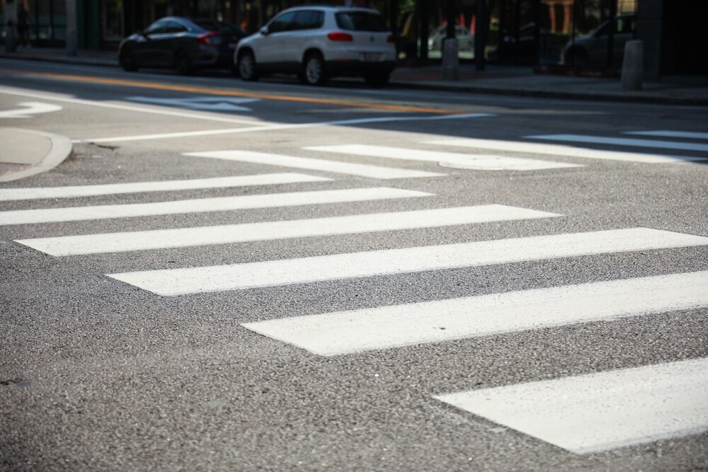 Nastolatek potrącony na przejściu: błyskawiczna reakcja strażników