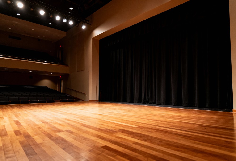 Ogrodnik” – Teatr IMKA łączy sztukę z polityką w fascynującym spektaklu