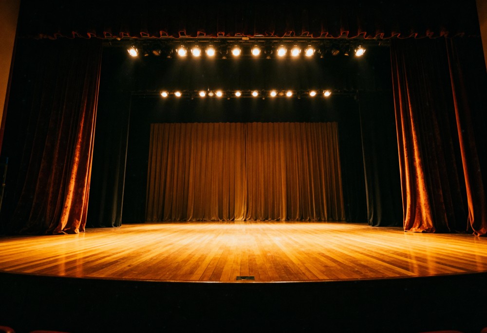 Czechow w Teatrze: Wieczór Pełen Humorystycznych Zaskoczeń